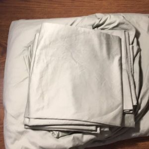 Soft green fitted sheet with pillowcases
